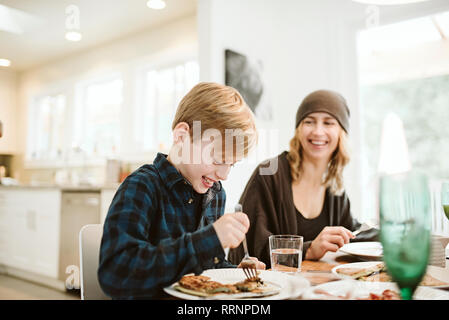 Madre e figlio di mangiare pancake prima colazione a tavola Foto Stock