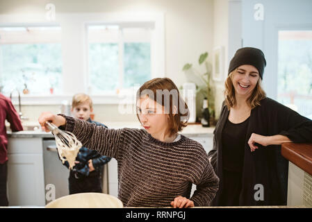 Famiglia cottura in cucina Foto Stock