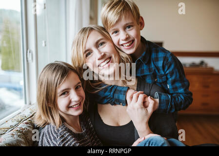 Ritratto felice, affettuosa Madre e bambini Foto Stock