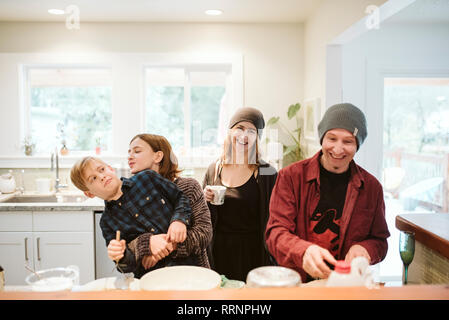 Ritratto felice, giocoso famiglia cottura in cucina Foto Stock