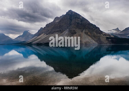 Vista tranquilla di montagne scoscese e placido Lago Bow, Alberta, Canada Foto Stock