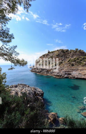 Paesaggio con una baia isolata e acqua cristallina shot sulla giornata di sole. Composizione verticale. Copia dello spazio. Foto Stock