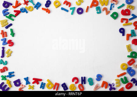 Colorate le lettere e i numeri confine su sfondo bianco Foto Stock