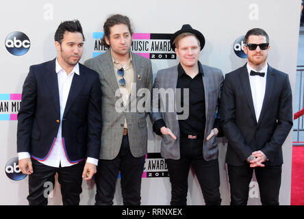 LOS ANGELES, CA - novembre 24: (L-R) Pete Wentz, Joe Trohman, Patrick Stump e Andy Hurley dei Fall Out Boy frequentare il 2013 American Music Awards su 24 Novembre 2013 presso il Nokia Theatre di Los Angeles Vive a Los Angeles, California. Foto di Barry re/Alamy Stock Photo Foto Stock