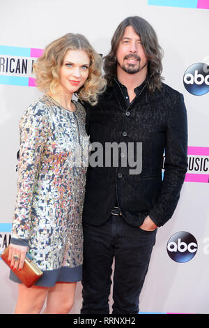 LOS ANGELES, CA - novembre 24: cantante Dave Grohl e moglie Jordyn Blum frequentare il 2013 American Music Awards su 24 Novembre 2013 presso il Nokia Theatre di Los Angeles Vive a Los Angeles, California. Foto di Barry re/Alamy Stock Photo Foto Stock