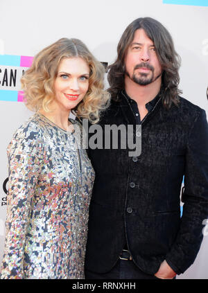 LOS ANGELES, CA - novembre 24: cantante Dave Grohl e moglie Jordyn Blum frequentare il 2013 American Music Awards su 24 Novembre 2013 presso il Nokia Theatre di Los Angeles Vive a Los Angeles, California. Foto di Barry re/Alamy Stock Photo Foto Stock