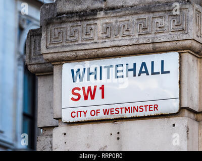Whitehall SW1 strada segno Londra - Whitehall è al cuore della City of Westminster distretto governativo nel centro di Londra Foto Stock