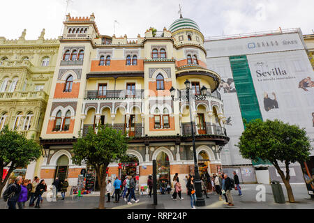 Avenida Constitucion, Adriatica edificio, avenue con imponenti edifici storici di Siviglia, Spagna. Foto Stock