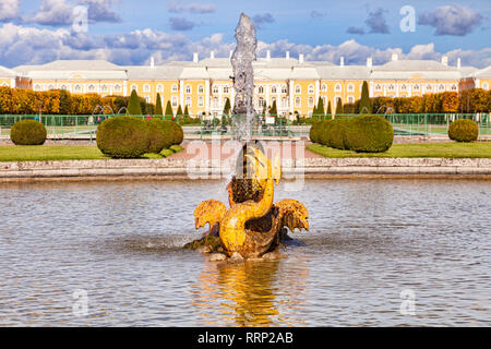 18 Settembre 2018: San Pietroburgo, Russia - Peterhof Palace e fontana giardini su una luminosa e soleggiata giornata autunnale. Foto Stock