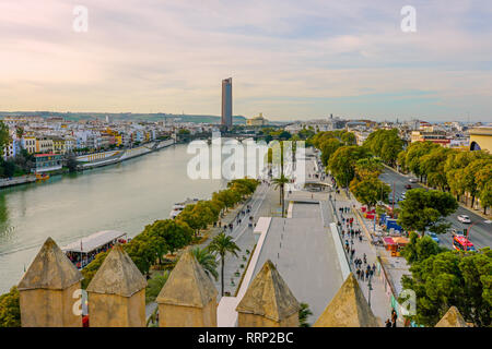 Vista panoramica dalla Torre del Oro (torre d'Oro) sul fiume Guadalquivir in Siviglia, in Andalusia, Spagna. Foto Stock