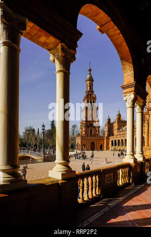 Plaza de España è un ottimo esempio di stile neorinascimentale. Siviglia, Spagna. Foto Stock