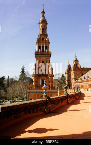 Plaza de España è un ottimo esempio di stile neorinascimentale. Siviglia, Spagna. Foto Stock