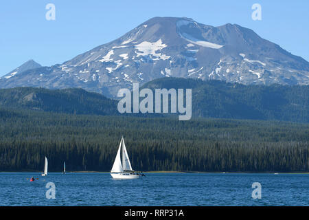 America del Nord, America, STATI UNITI D'AMERICA, americano, Pacific Northwest, Oregon, Deschutes National Forest, Cascata Autostrada dei Laghi, Elk Lake e a sud la sorella, Foto Stock