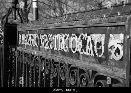 Beati i morti metal di gate ingresso alla chiesa di St Peters Vescovi Waltham Hampshire REGNO UNITO Foto Stock