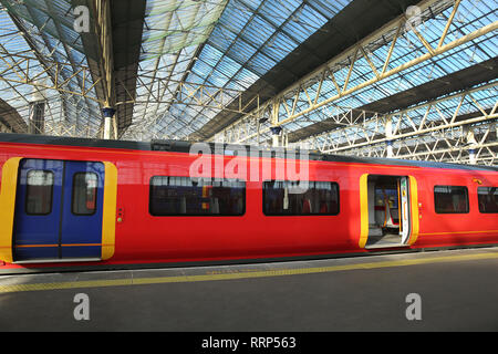 Il treno in attesa presso la piattaforma della stazione Waterloo di Londra, Inghilterra. Foto Stock