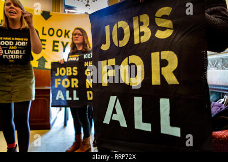 Washington, Stati Uniti. Il 25 febbraio, 2019. Centinaia di giovani attivisti del clima dal movimento del sole fatta convergere sul leader della maggioranza del Senato Mitch McConnell di Washington DC office alla domanda che egli e gli altri senatori mettersi dietro il New Deal Verde di risoluzione. Il Campidoglio, la polizia ha arrestato 42. Credito: Michael Nigro/Pacific Press/Alamy Live News Foto Stock