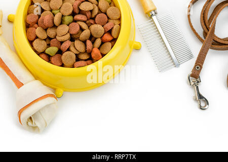 Cibo per cani spazzola e guinzaglio Foto Stock