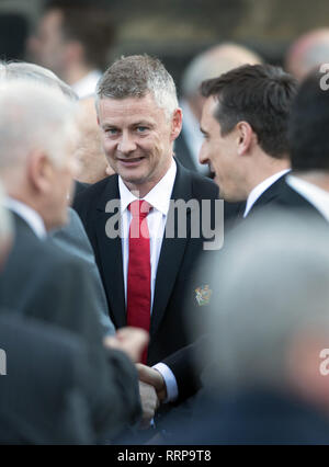 Il Manchester United caretaker manager Ole Gunnar Solskjaer e Gary Neville fuori Halifax Minster dopo i funerali del Manchester United dell ex squadra giovanile coach Eric Harrison che sono morti di età compresa tra i 81. Foto Stock