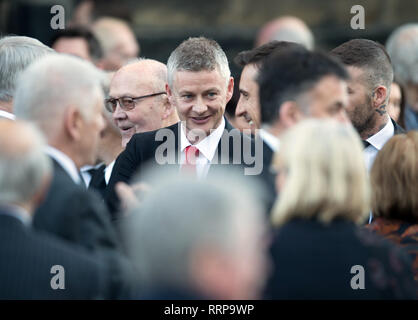 Il Manchester United caretaker manager Ole Gunnar Solskjaer e Gary Neville fuori Halifax Minster dopo i funerali del Manchester United dell ex squadra giovanile coach Eric Harrison che sono morti di età compresa tra i 81. Foto Stock