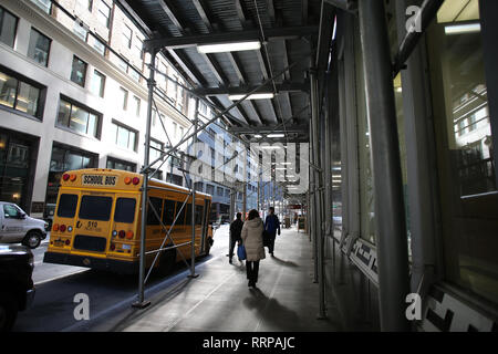 New York City, NY - 09 Marzo 2017: le persone non identificate a piedi attraverso la città di New York le strade di Manhattan, New York Foto Stock