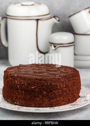 In casa la deliziosa torta al cioccolato. Dessert per buongustai. Croccante nel tè o caffè. Messa a fuoco selettiva Foto Stock