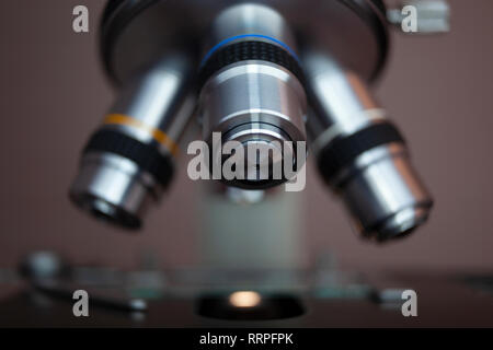 Microscopio è utilizzato per condurre pianificato, esperimenti di ricerca, dimostrazioni didattiche in ambito medico e di laboratori clinici. Foto Stock