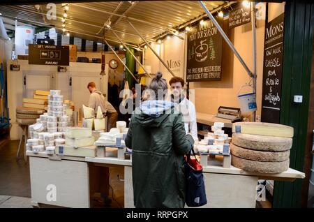 Mons cheesemongers Borough Market LONDON REGNO UNITO Foto Stock