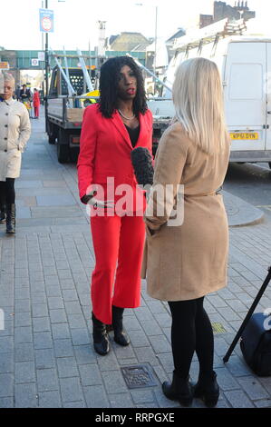 Jenny Roberts Join raccolta celebrità per ITV News Intervista Foto Stock