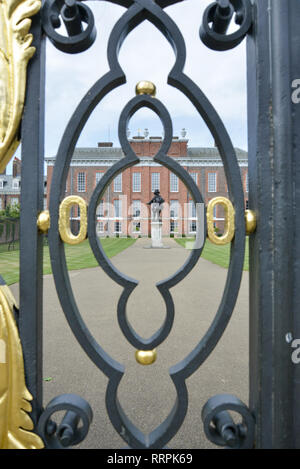 Il Palazzo di Kensington Sud elevazione guardando attraverso il Golden Gate dell'ingresso formale con la statua del re Guglielmo III Foto Stock