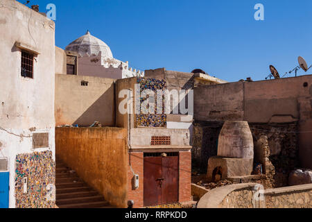 Forno tradizionale utilizzato nella produzione di ceramica. Forno è collocato all'esterno, tra le case. Azzurro cielo. Safi, Marocco. Foto Stock