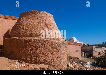 Forno tradizionale utilizzato nella produzione di ceramica. Forno è collocato all'esterno, tra le case. Azzurro cielo. Safi, Marocco. Foto Stock