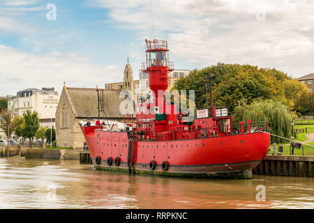 Gravesend, Kent, Regno Unito - 23 Settembre 2017: vista sulla riva del fiume Tamigi con LV21 (un vecchio lightship trasformato in arte galleggiante s Foto Stock