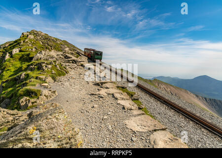 Vicino a Llanberis, Gwynedd, Wales, Regno Unito - 14 Giugno 2017: vista dal percorso di Llanberis, con un treno della ferrovia di Snowdon Mountain sulla strada per il Monte Sno Foto Stock