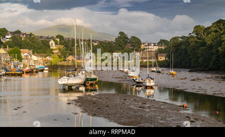 Caernarfon, Gwynedd, Wales, Regno Unito - 15 Giugno 2017: vista serale a barche sulla riva del Afon Seiont Foto Stock