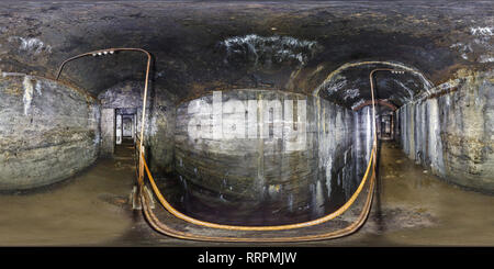 Visualizzazione panoramica a 360 gradi di Full seamless panorama a 360 gradi angolo di vista all'interno rovinato militari abbandonate underground casemates fortezza della Prima Guerra Mondiale in equirectangula