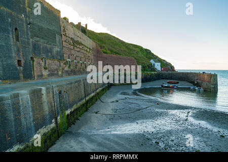 Porthgain, Pembrokeshire, Dyfed, Wales, Regno Unito - 19 Maggio 2017: il porto con la vecchia cava builings e una barca Foto Stock