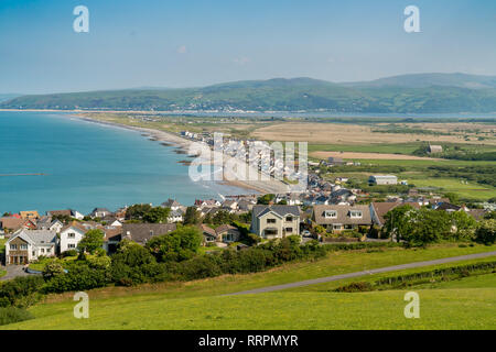 Vicino a Aberystwyth, Ceredigion, Wales, Regno Unito - 25 Maggio 2017 vista sulla costa gallese verso Borth Foto Stock