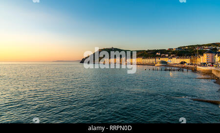 Aberystwyth, Ceredigion, Wales, Regno Unito - 25 Maggio 2017: Sera vista sulla spiaggia del nord e il terrazzo marino, con gente sulla spiaggia e la Scogliera Ra Foto Stock