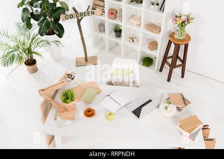 Vista aerea dell'area di lavoro nei pressi di andare segno verde in ufficio moderno, risparmio ambientale concetto Foto Stock