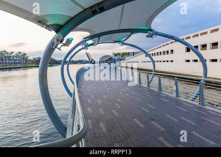 Tampa Riverwalk un sentiero pedonale lungo il fiume Hillsborough in downtown Tampa, Florida. Foto Stock