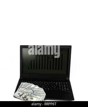 Laptop o notebook con una diffusa di contanti banconote da cento dollari isolato su sfondo bianco con display modello mock up Foto Stock