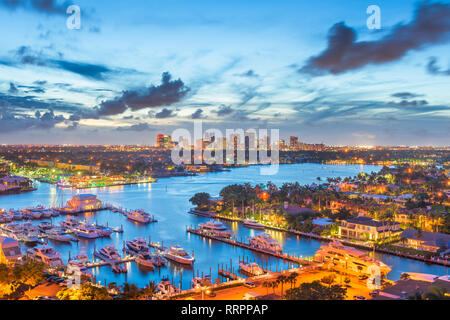 Fort Lauderdale, Florida, Stati Uniti d'America skyline e fiume al tramonto. Foto Stock