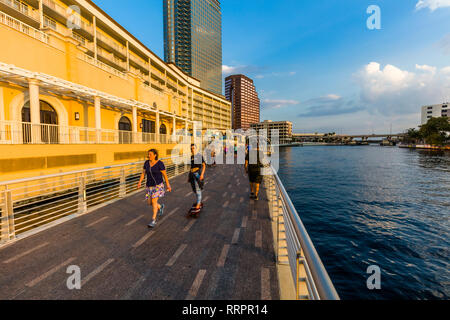 Tampa Riverwalk un sentiero pedonale lungo il fiume Hillsborough in downtown Tampa, Florida. Foto Stock