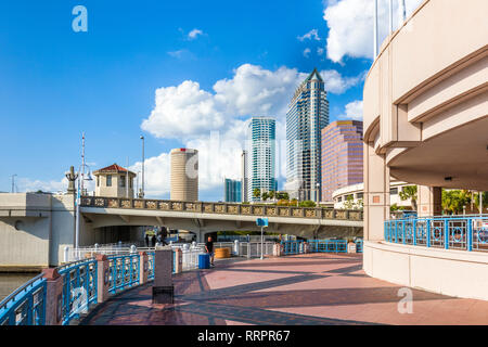 Tampa Riverwalk un sentiero pedonale lungo il fiume Hillsborough in downtown Tampa, Florida. Foto Stock