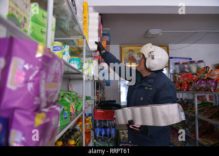 (190226) -- CHANGCHUN, Feb 26, 2019 (Xinhua) -- portalettere Jin Renzhe preleva i generi alimentari per le persone anziane in Chunhua township di Huichun City, a nord-est della Cina di provincia di Jilin, Feb 19, 2019. Jin Renzhe ha lavorato come un postino per 30 anni in Chunhua Township, dove il servizio postale è inadeguata a causa dei ripidi sentieri di montagna e liberamente i villaggi sparsi. Nonostante che, Jin riesce a consegnare la posta per gli abitanti di un villaggio lo stesso giorno e-mail arrivano nella città. Come molti giovani lavorano al di fuori della città, Jin ponti a loro e ai loro genitori attraverso la consegna dei pacchi. Vivere con le malattie degli occhi e arte Foto Stock