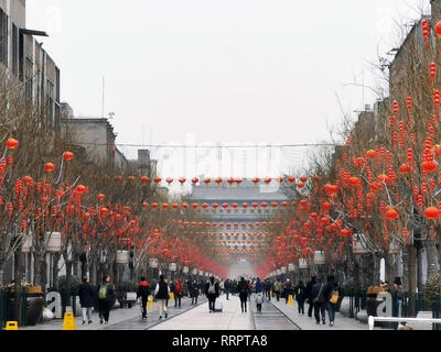 (190226) -- PECHINO, febbraio 26, 2019 (Xinhua) -- Mobile foto scattata nel febbraio 26 mostra una vista della Qianmen street a Pechino Capitale della Cina. (Xinhua/Zhao Wanwei) Foto Stock