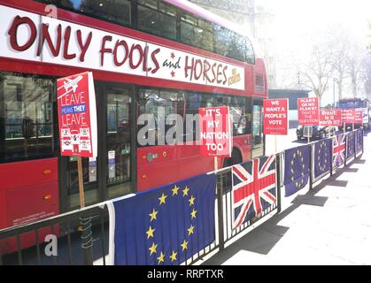 Londra, Regno Unito. 26 Febbraio, 2019. Pro e anti-Brexiteers continuare a protestare al di fuori del Parlamento. Credito: Brian Minkoff/Alamy Live News Foto Stock