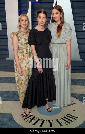 Alana Haim (l-r), Danielle Haim e Este Haim frequentare il Vanity Fair Oscar Party a Wallis Annenberg Center for the Performing Arts di Beverly Hills, Los Angeles, Stati Uniti d'America, il 24 febbraio 2019. | Utilizzo di tutto il mondo Foto Stock