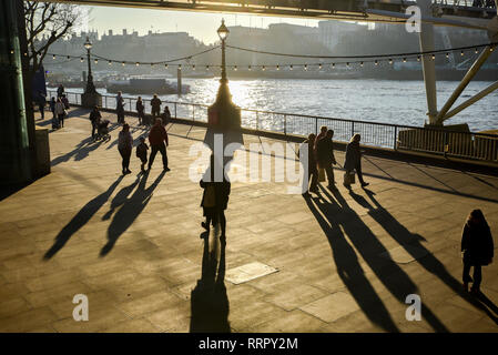 Southbank, Londra, Regno Unito. Il 26 febbraio 2019. Bassa inverno il sole e il caldo a Londra. Credito: Matteo Chattle/Alamy Live News Foto Stock