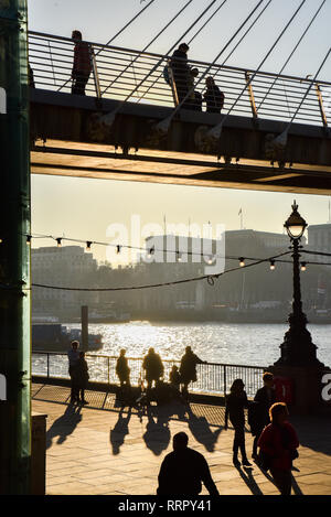 Southbank, Londra, Regno Unito. Il 26 febbraio 2019. Bassa inverno il sole e il caldo a Londra. Credito: Matteo Chattle/Alamy Live News Foto Stock